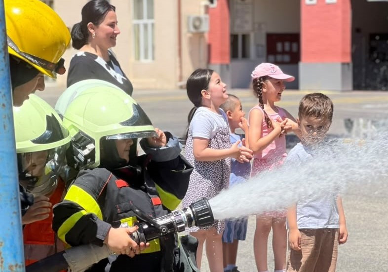 Suraxanıda uşaqlar üçün yanğınsöndürənlərlə görüş keçirilib-FOTO