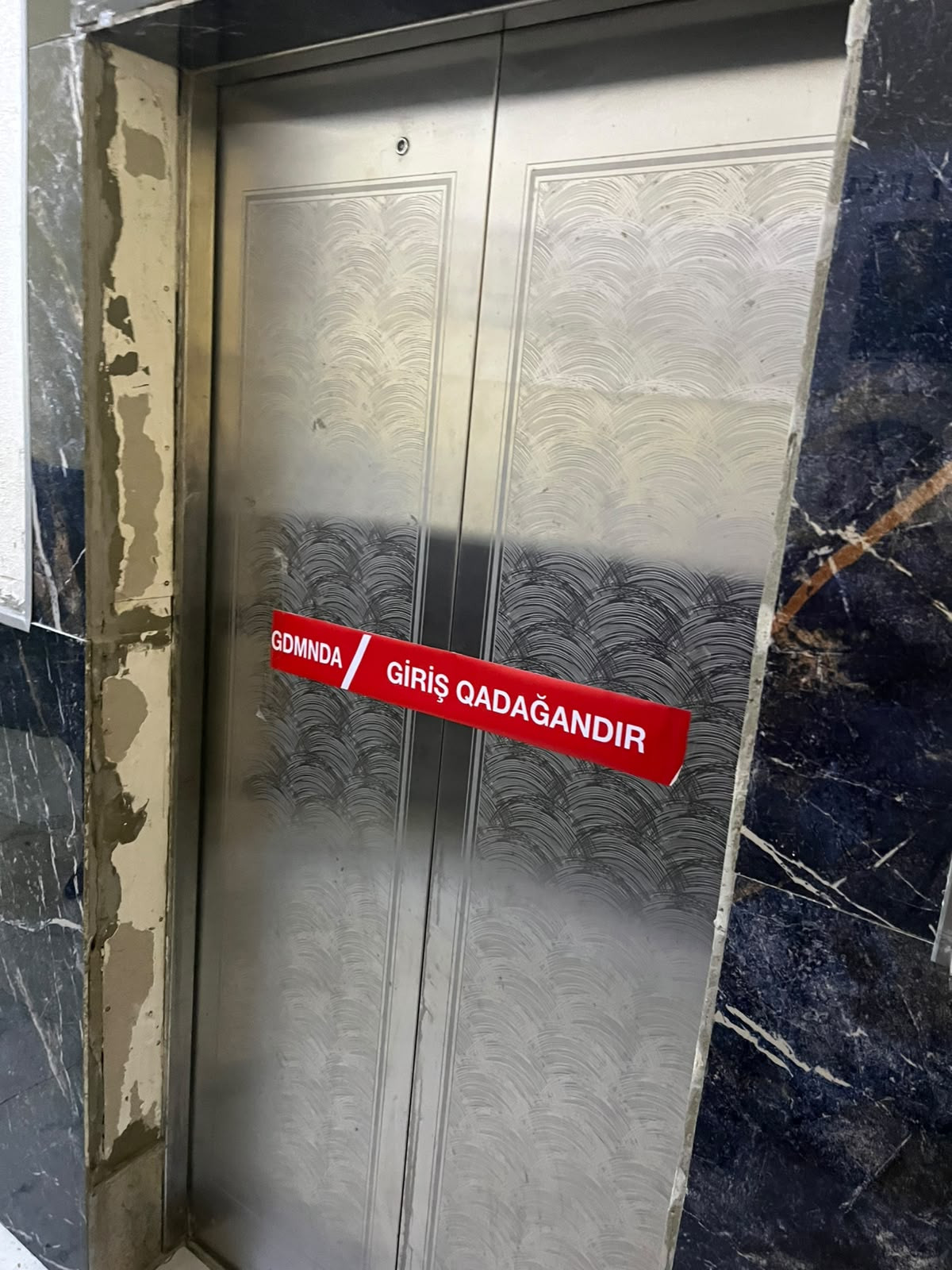 Yaşayış binasında təhlükəli liftlər aşkarlandı-FOTO