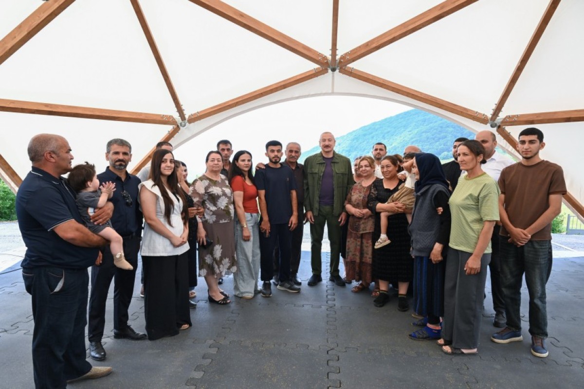Prezident Şuşada bərpa olunan kəndə qayıdan sakinlərlə görüşdü