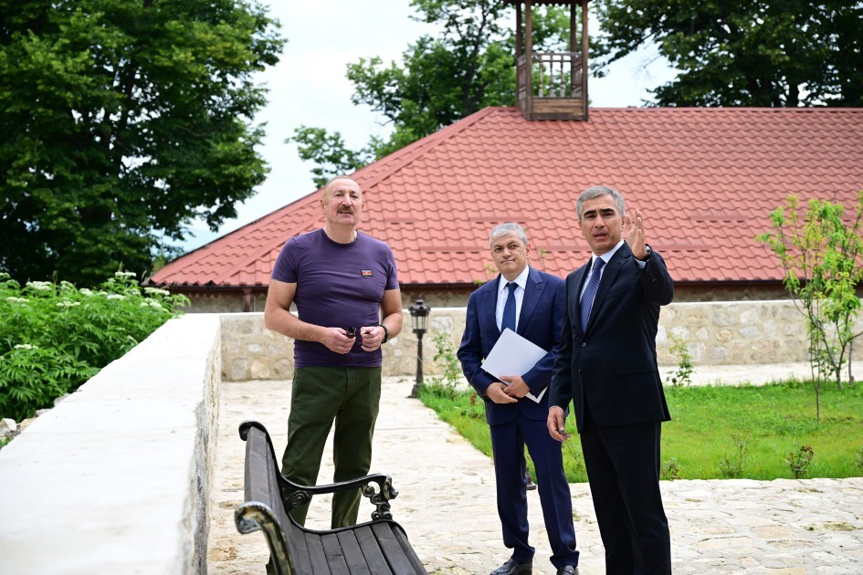 İlham Əliyev “Yasəmən” hotelində görülən işlərlə tanış olub