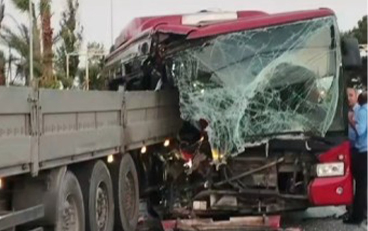Buzovnada ağır qəza: 107 nömrəli avtobus qəzaya düşdü