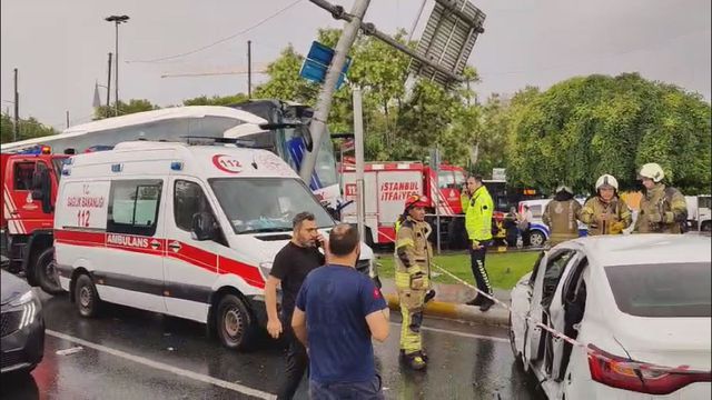 İstanbulda sərnişin avtobusu qəzaya düşdü: 30 yaralı var-FOTO