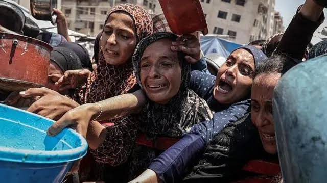 Qəzzada aclıq böhranı dərinləşir: Fələstinlilər bir tikə çörək üçün saatlarla növbədə gözləyir