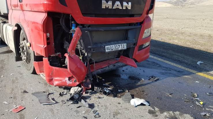 “Mercedes” və yük maşını toqquşdu: ölənlər var