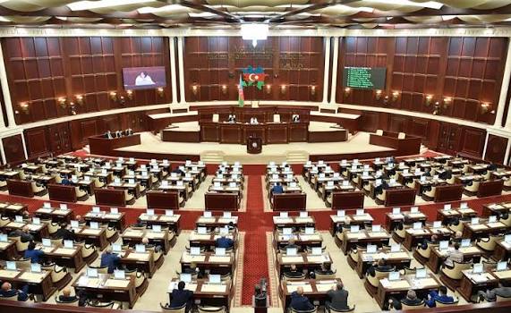 Milli Məclisin iclası başlayıb: gündəlikdə 22 məsələ var