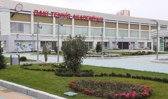 Tennis Akademiyasında kişinin halı pisləşdi, həyatını itirdi