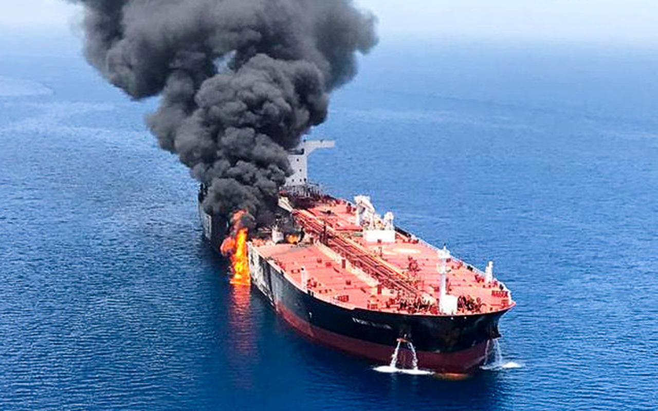 Hörmüz boğazında tanker minaya düşdü, gəmidə yanğın baş verdi