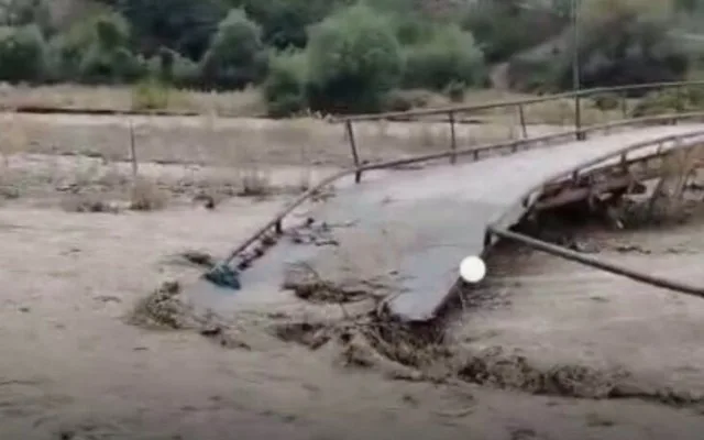 Güclü sel körpünü dağıtdı: Kəndə gedən yol bağlandı