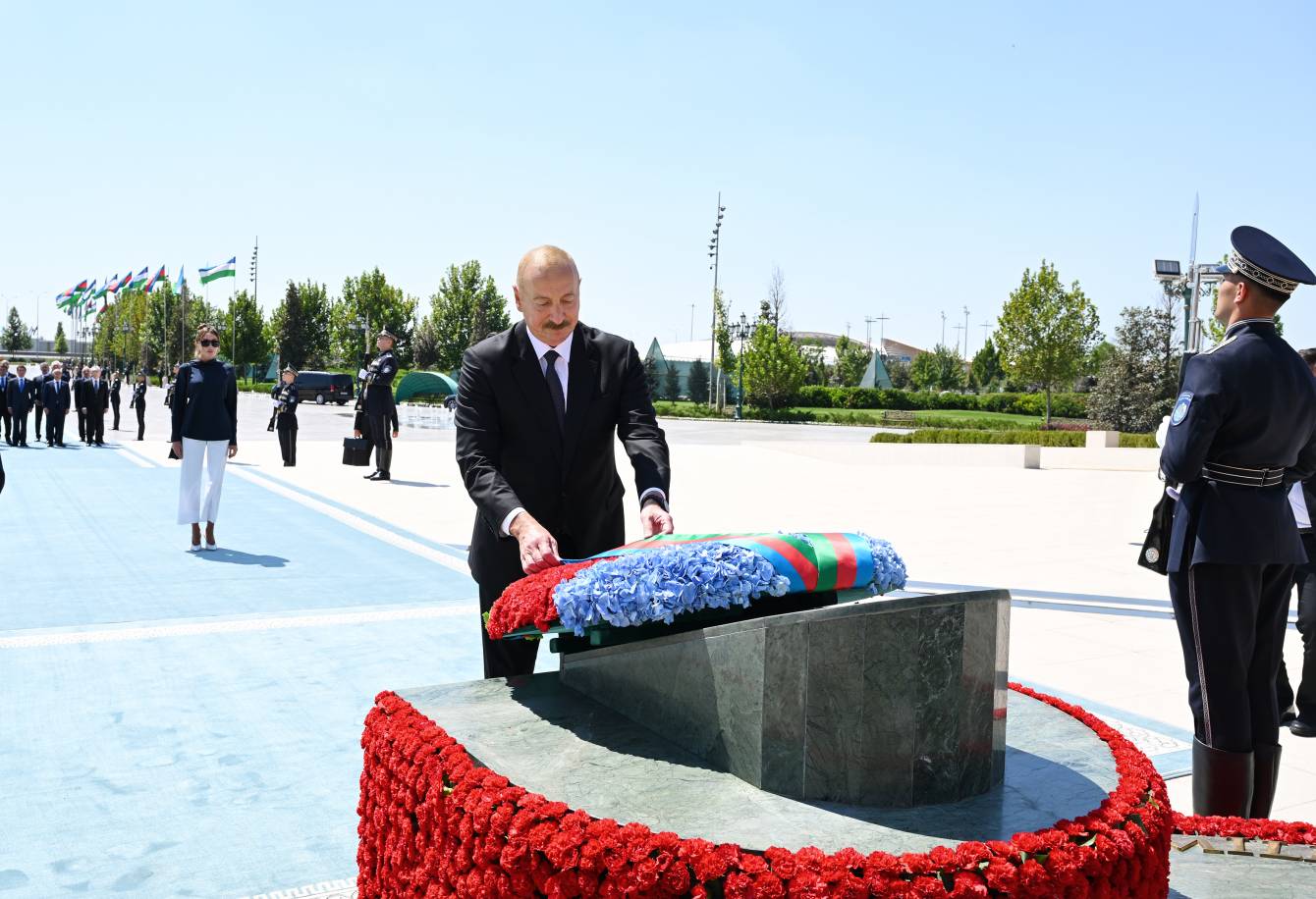 İlham Əliyev Daşkənddə Müstəqillik abidəsini ziyarət edib