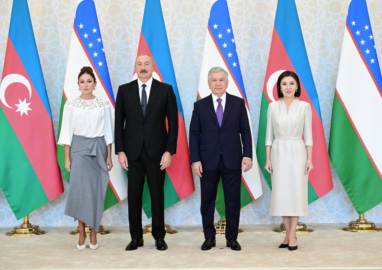 İlham Əliyev və Şavkat Mirziyoyev ailələri ilə birgə FOTO çəkdiriblər