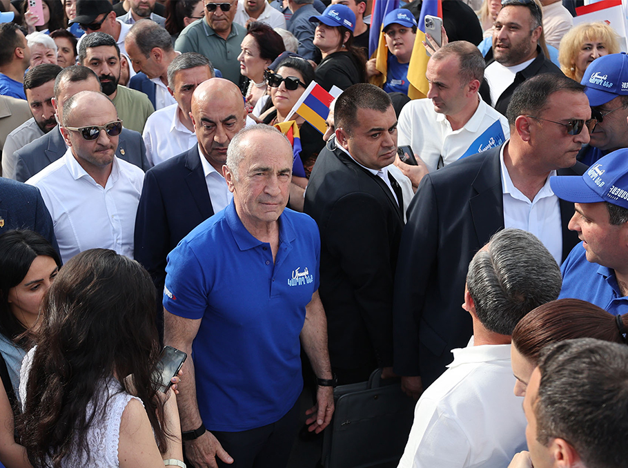 Koçaryan ailəsinə qarşı əməliyyat: keçmiş prezident və oğlu saxlanıldı