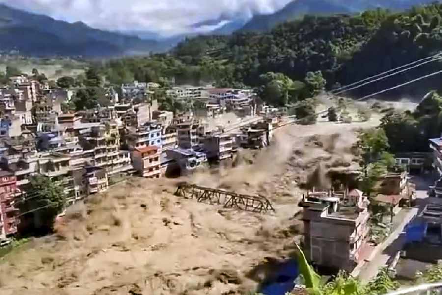 Çin-Nepal sərhədində dəhşətli fəlakət: 384 turist itkin düşüb