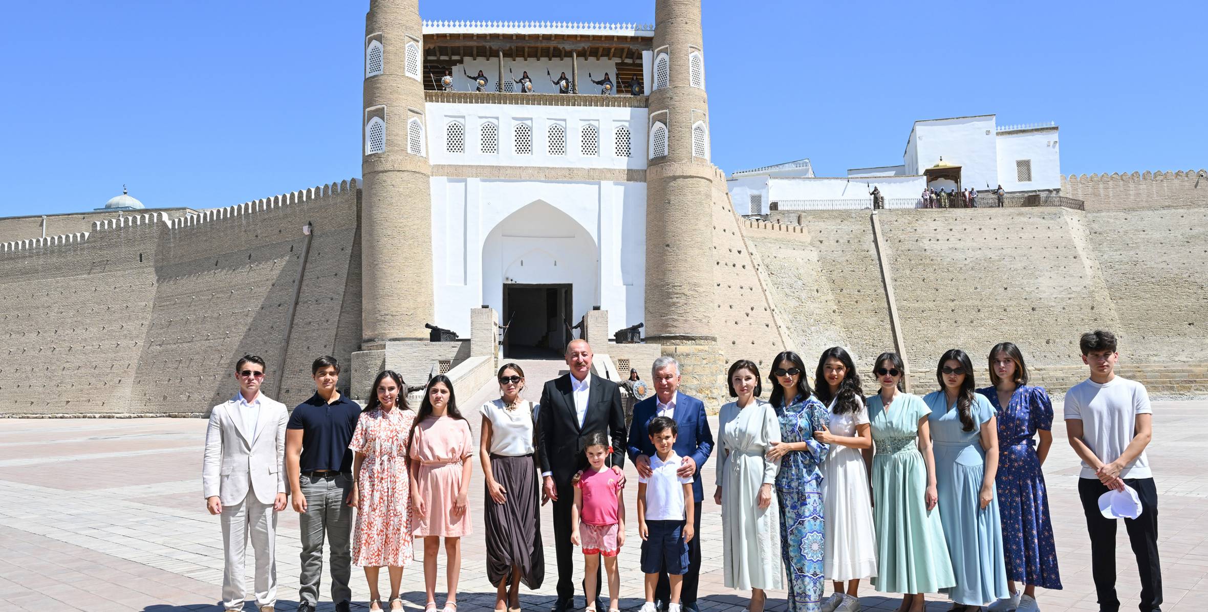 İlham Əliyev və Şavkat Mirziyoyev Buxaranın qədim “Ark” qalasında – FOTO