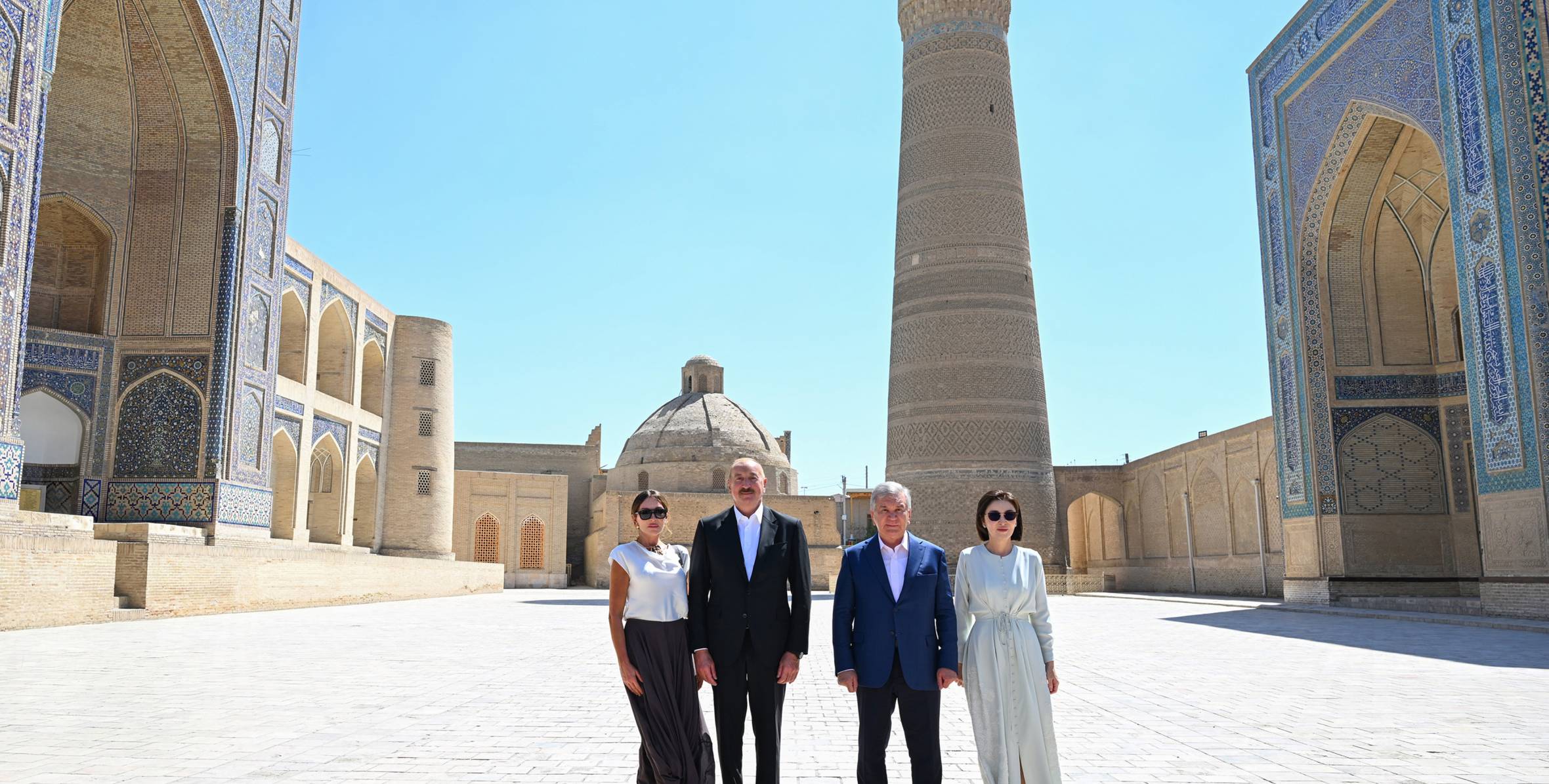 İlham Əliyev və Şavkat Mirziyoyev Buxaradakı tarixi komplekslə tanış olublar – FOTO