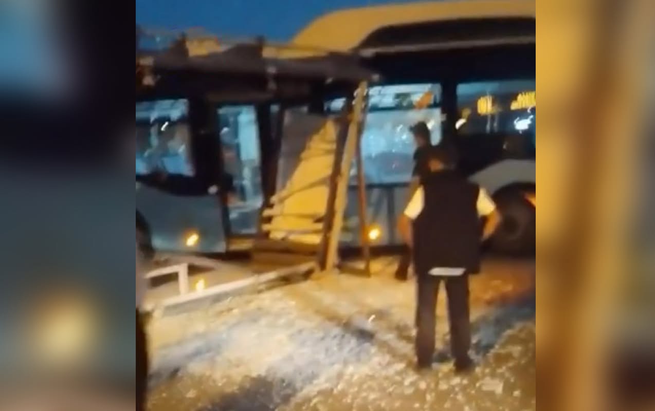 Bakıda avtobus dayanacağa çırpıldı, təhlükəli vəziyyət davam edir – VİDEO