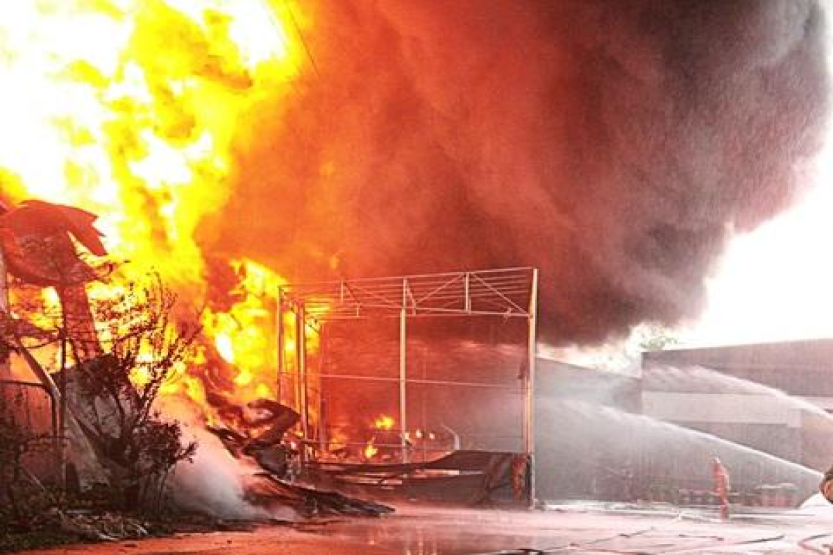Silah-sursat anbarında ard-arda partlayışlar – 300 nəfər çıxarıldı