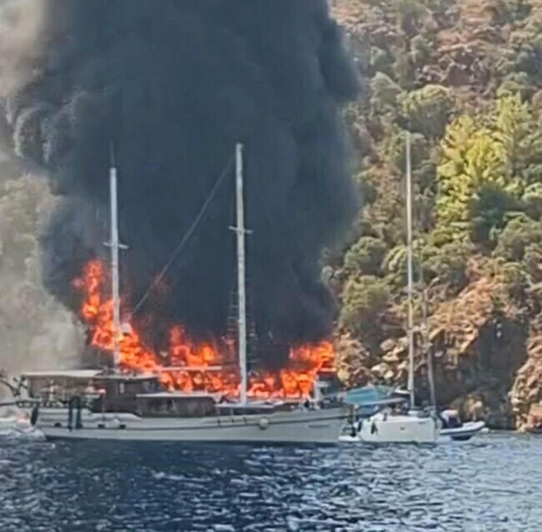 Fethiyedə dəhşətli anlar: 115 nəfər yanan qayıqdan dənizə atıldı