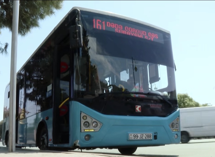 Avtobusda sərnişinlər təhlükə ilə üz-üzə: qapı açıq hərəkət etdi