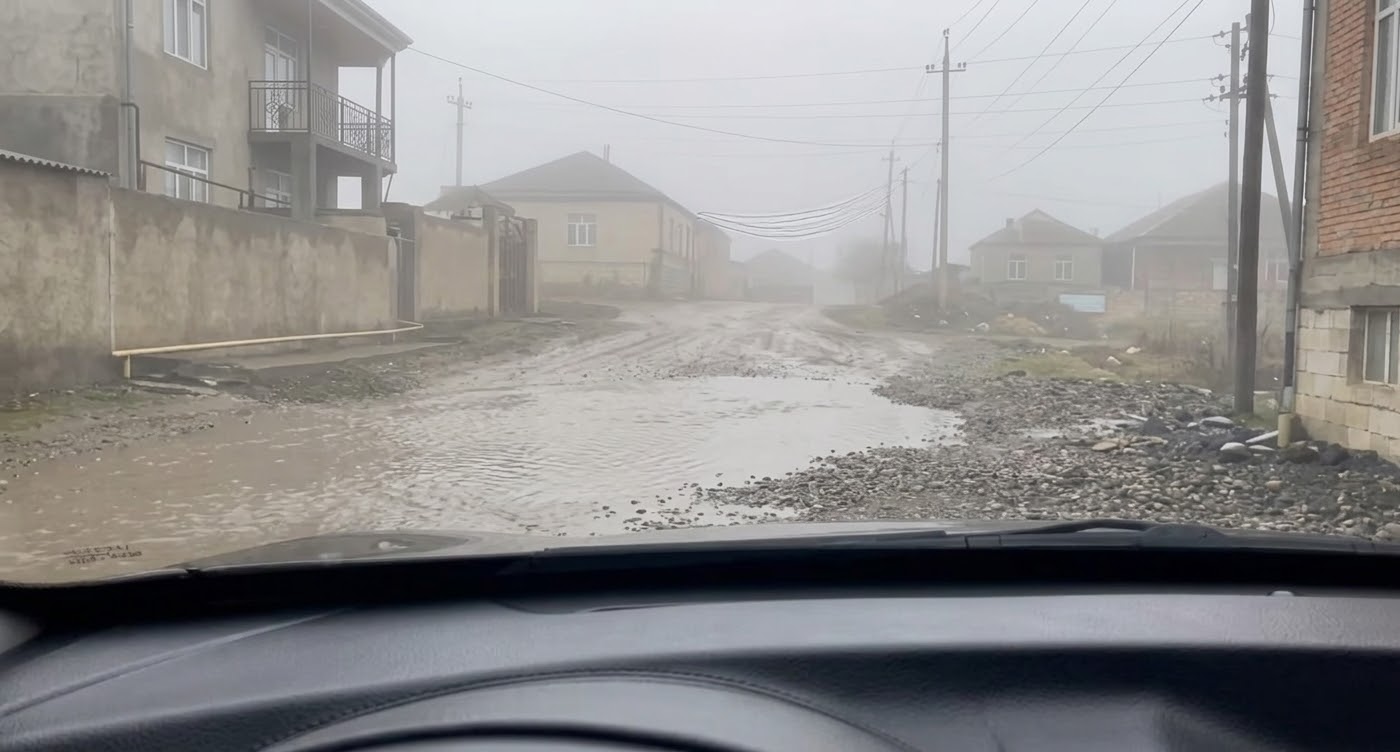 Yağış yağanda gölməçəyə çevrilən yol – Quba sakinləri narazıdır