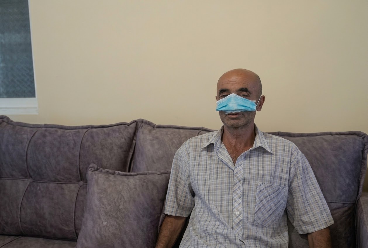 Şəkidə küçə itləri 60 yaşlı sakinə hücum etdi – burnunun qopardı-Video