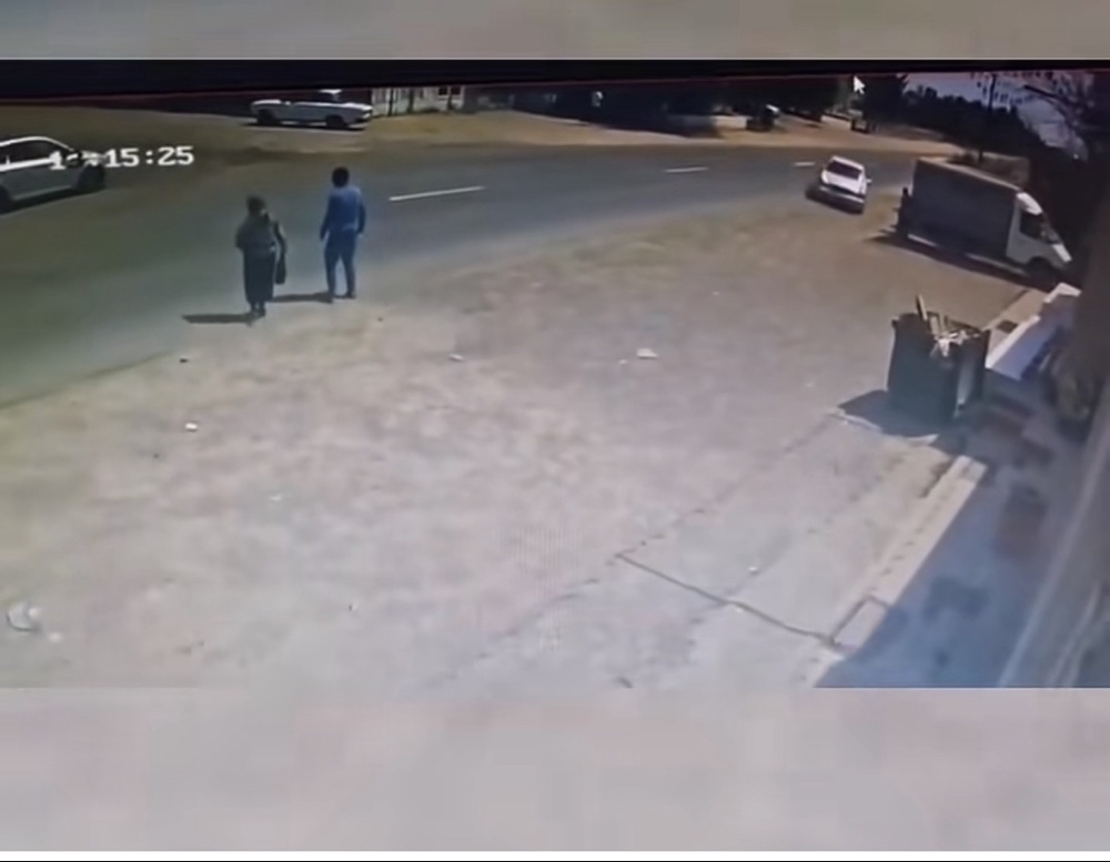 Anası ilə yolu keçirdi, bir anda avtomobil vurdu – faciəvi son-Video