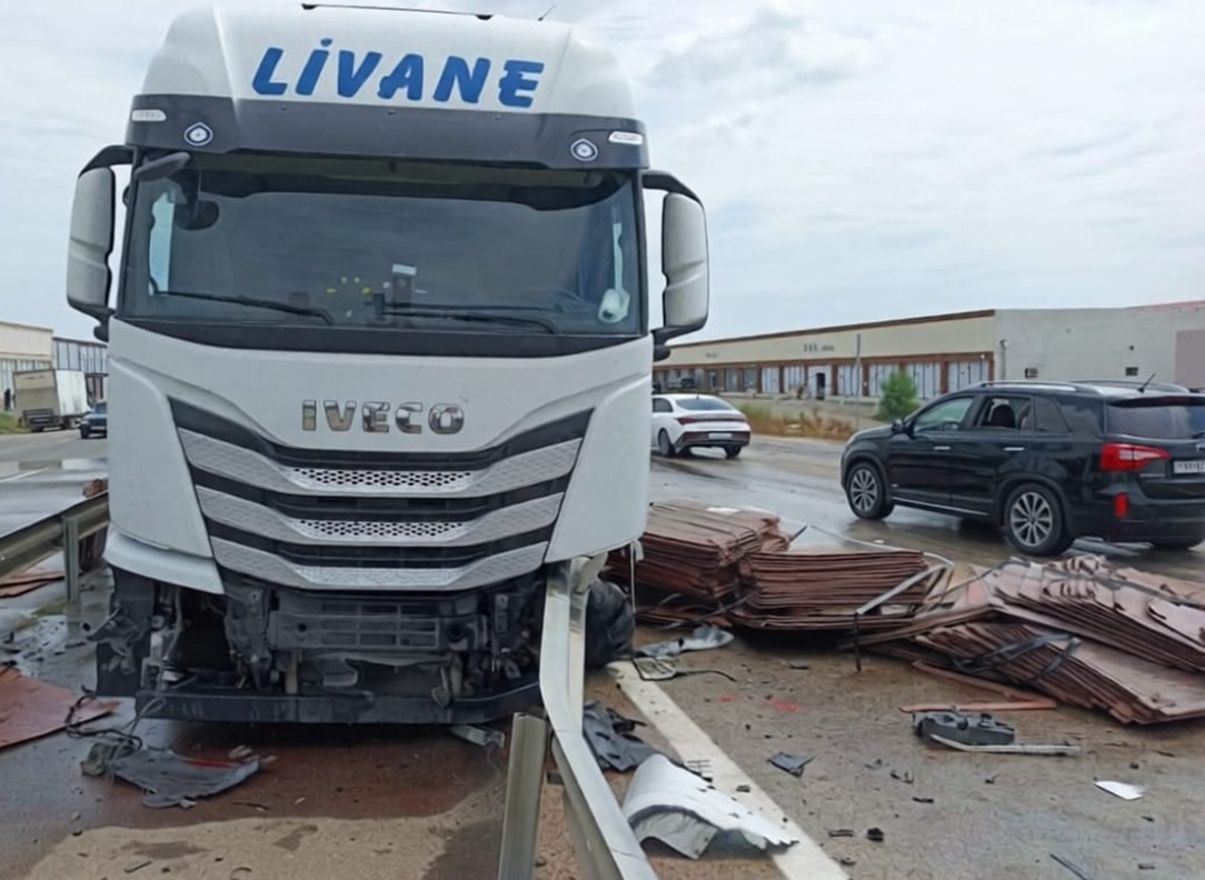 Türkiyəli sürücünün TIR-ı Qazaxda qəzaya düşdü: 1 ton yanacaq yola töküldü