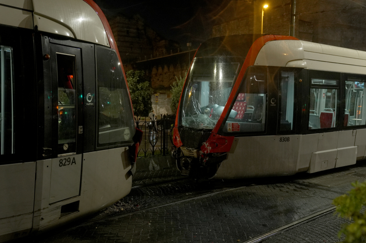 İstanbulda iki tramvay toqquşdu: 10 nəfər yaralandı