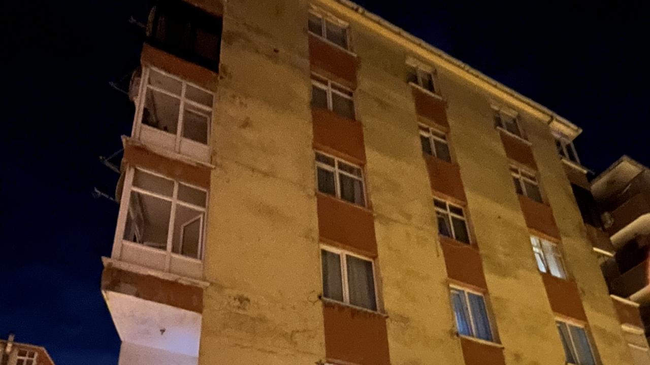 5 mərtəbəli binanın balkonu çökdü – sakinlər təxliyə edildi