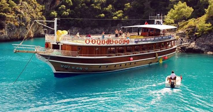 Antalyada tur gəmisi külə döndü