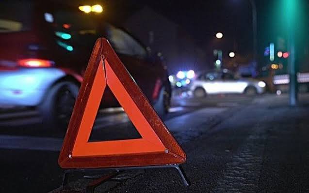 Sürücü tutma keçirdi, avtomobil dirəyə çırpıldı – iki yaralı