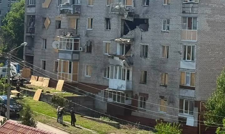 Xarkovda yaşayış binasına PUA zərbəsi: ölən və yaralananlar var