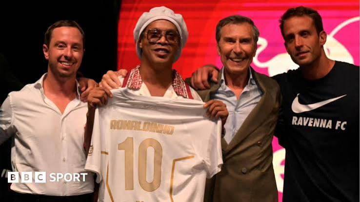 Ronaldinho 11 ildən sonra futbola qayıdır – Yeni klubu bəlli oldu