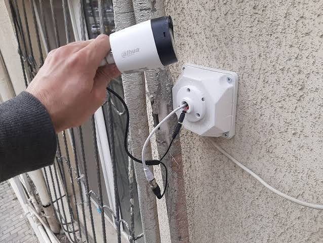 Bakıda kamera quraşdıran 36 yaşlı kişi faciəli şəkildə öldü