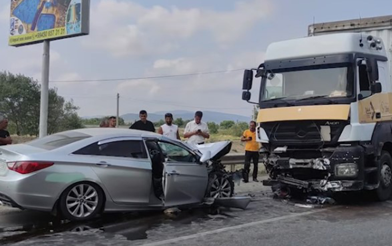 Şabranda dəhşətli qəza: qadın öldü, sürücü ağır yaralandı