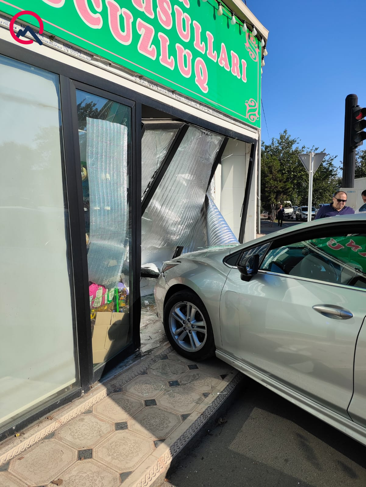 Gəncədə qəza: “Chevrolet” mağazaya çırpıldı