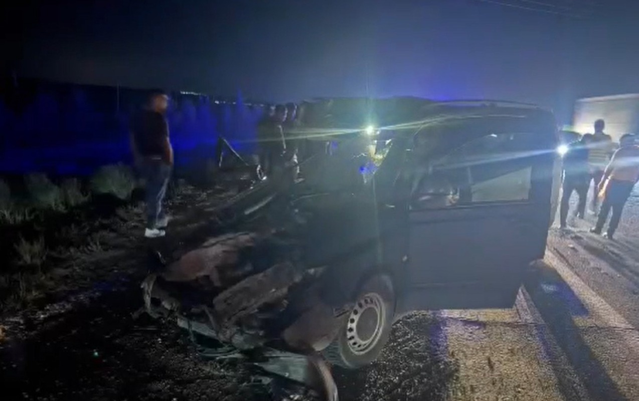 Ötmə faciə ilə nəticələndi: “Mercedes” “Kamaz”a çırpıldı-VİDEO