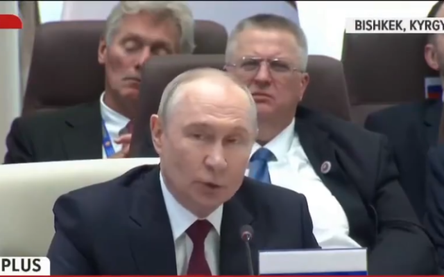 Putin çıxış edirdi, Peskov isə kameraya belə düşdü – GÖRÜNTÜLƏR