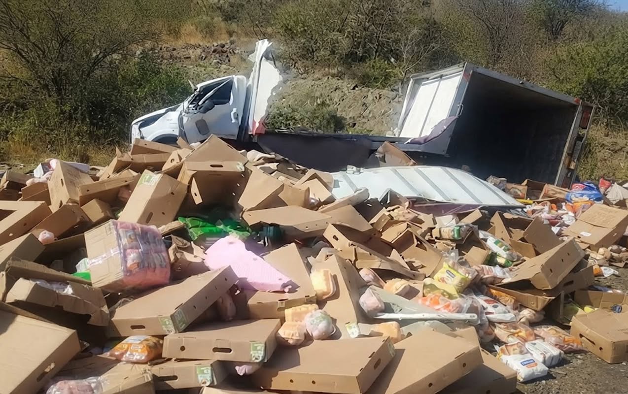 Ağsuda yük maşını aşdı: toyuqlar yola dağıldı-VIDEO