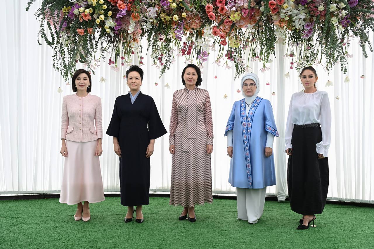 Mehriban Əliyeva Bişkekdə birinci xanımlarla bir araya gəlib-FOTO