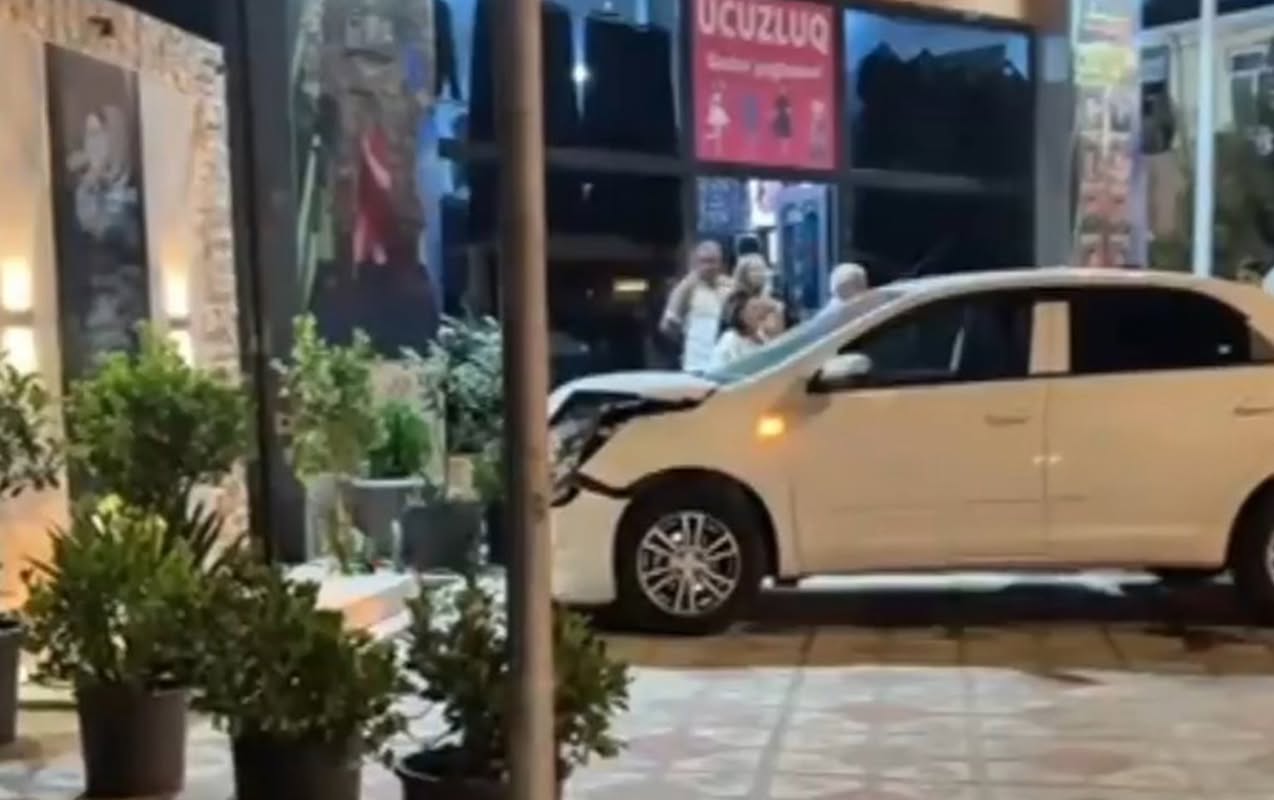 Sumqayıtda “Chevrolet” şəhid abidəsinə çırpıldı-Video