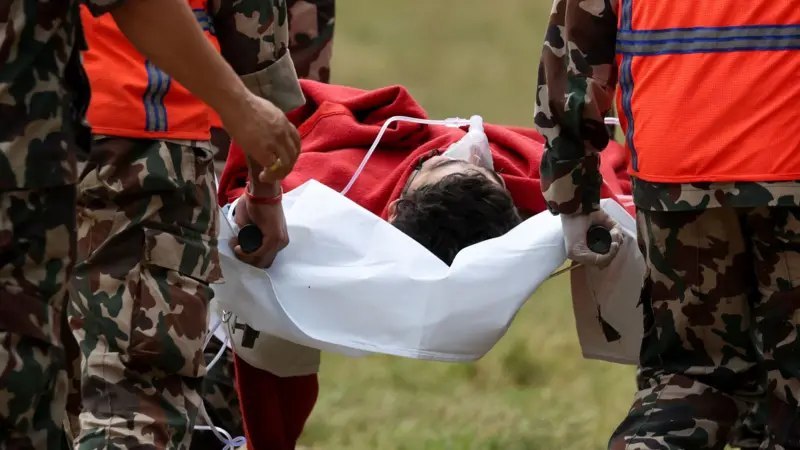 Nepalda 9 gün sonra möcüzəvi xilasetmə: 170 metr dərinlikdən sağ çıxarıldılar