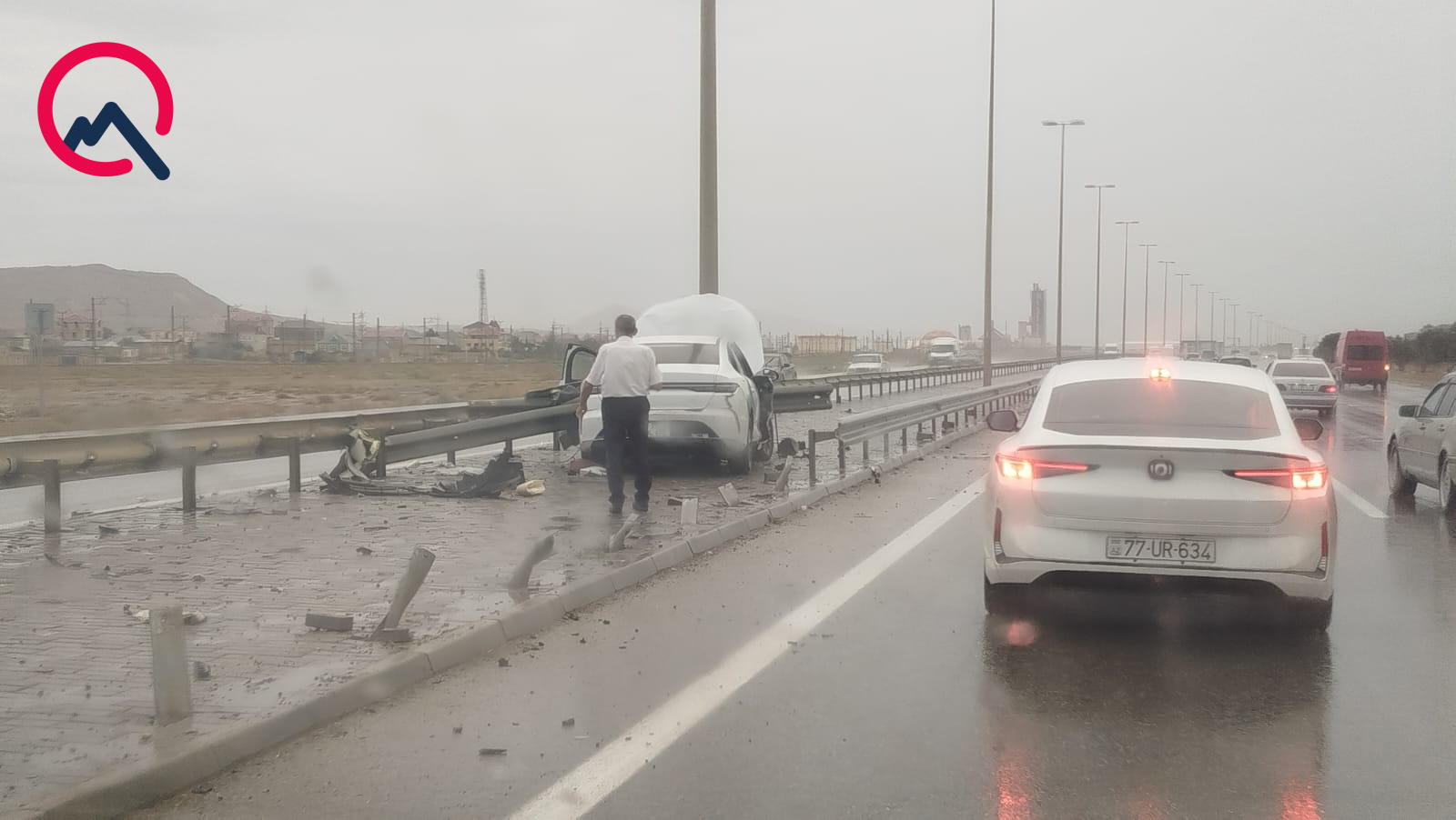 Qaradağda “BYD” metal baryerlərə çırpıldı – avtomobil yararsız hala düşdü