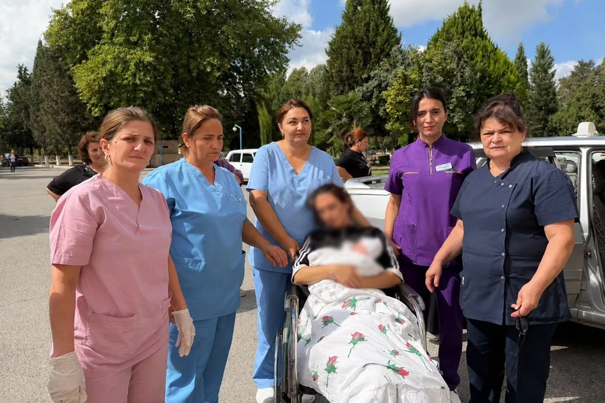 Bərdədə hamilə qadın xəstəxananın həyətində doğuş etdi