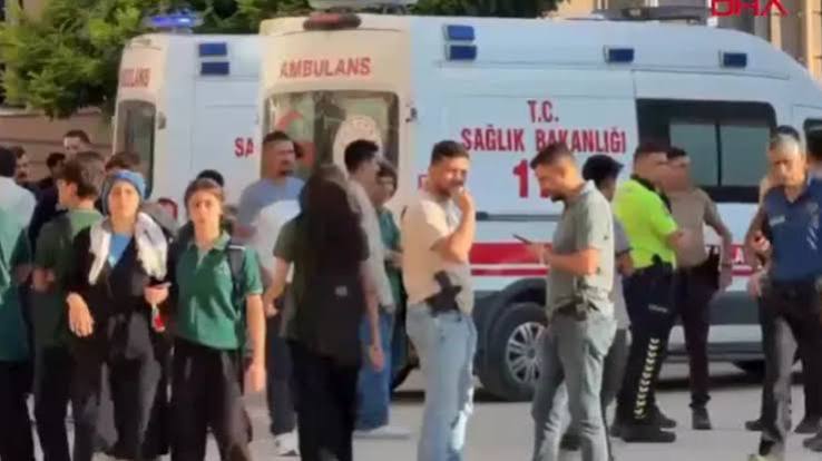 Məktəbin qarşısında silahlı insident: şagirdlərin yaralandığı bildirilir
