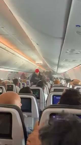 Uçuş zamanı panika: Powerbank partladı, salonu alov bürüdü-VİDEO